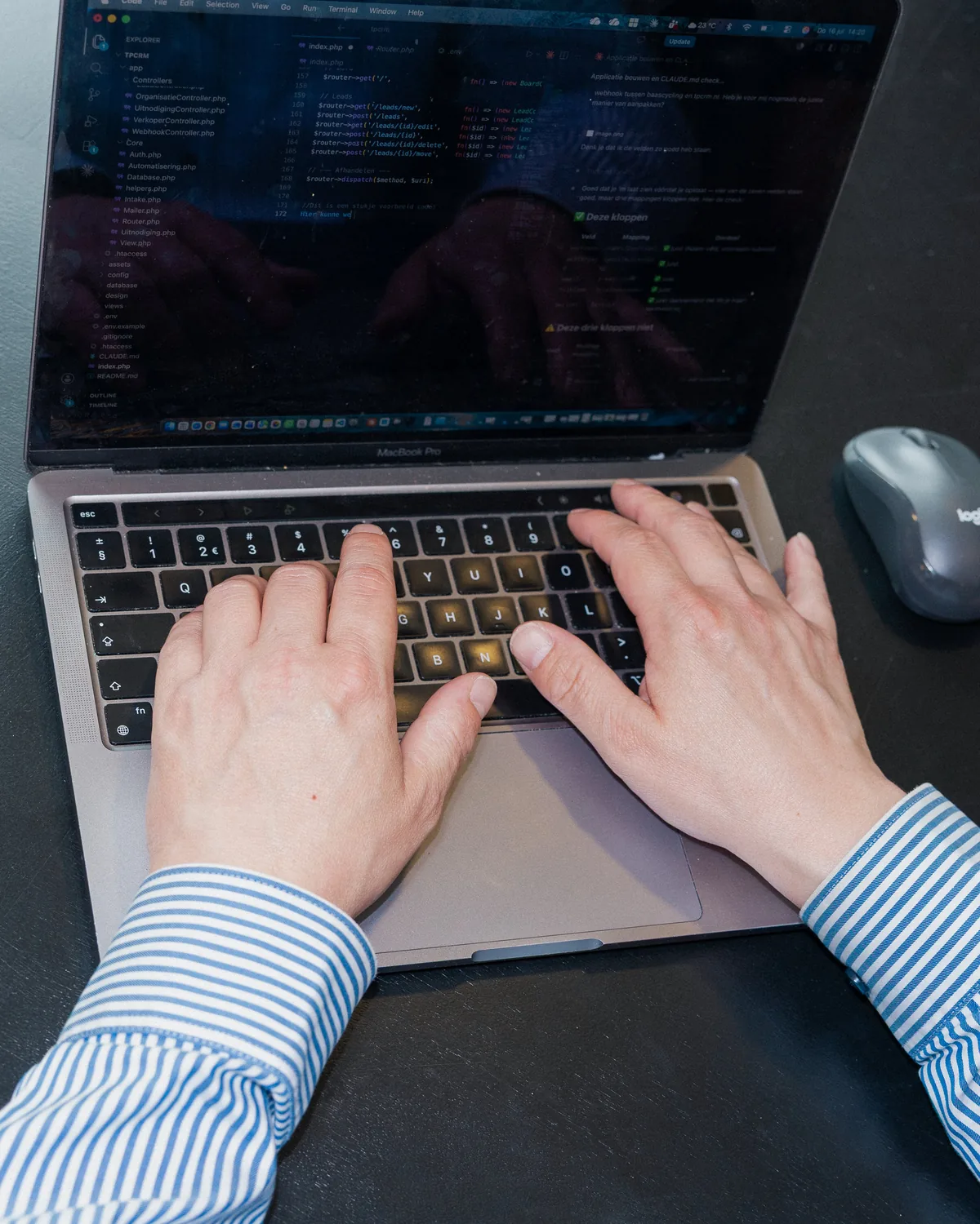 Ontwikkelaar van PROMPTED werkt aan de code van een AI agent