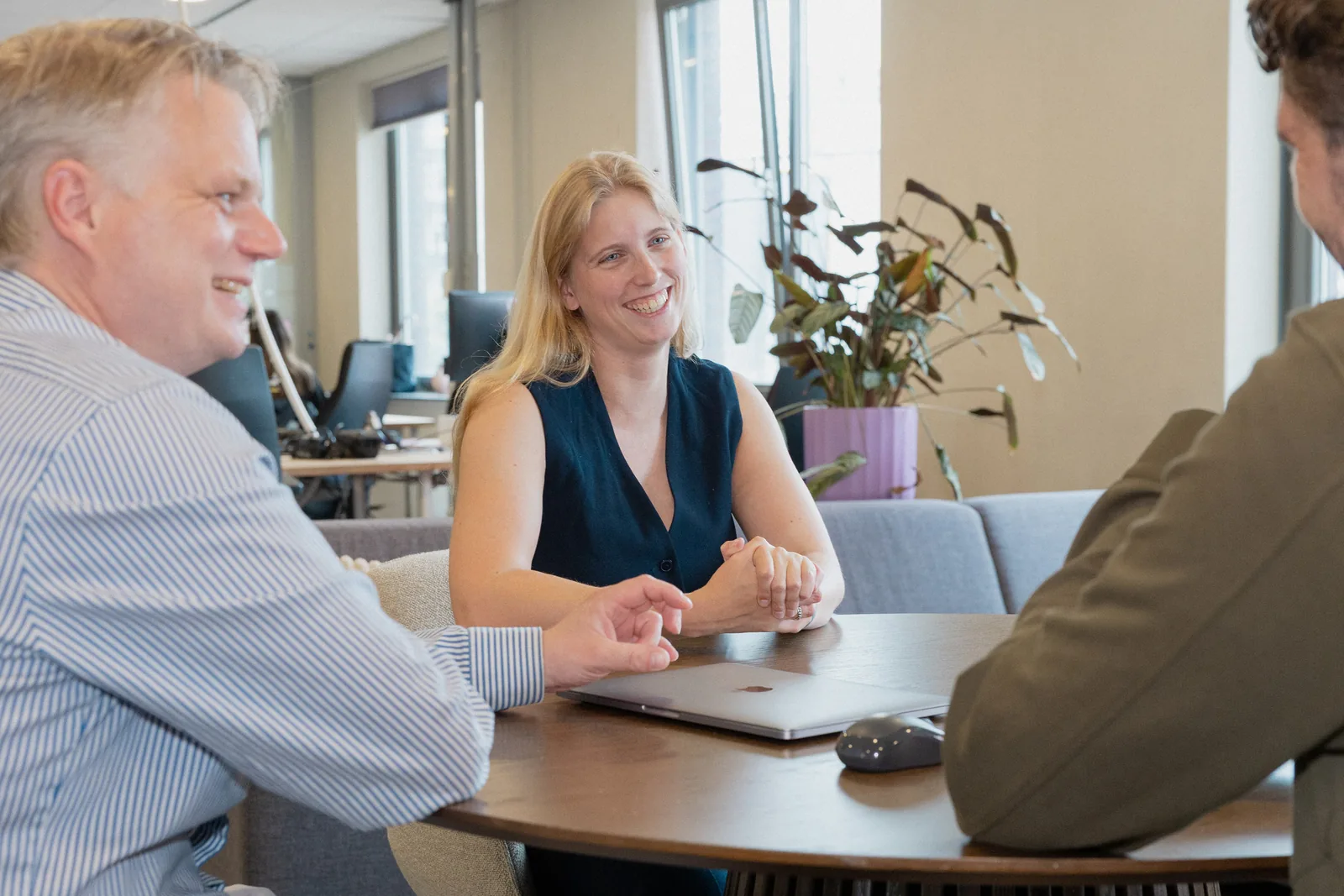 Deelnemers in gesprek tijdens een AI-training van PROMPTED