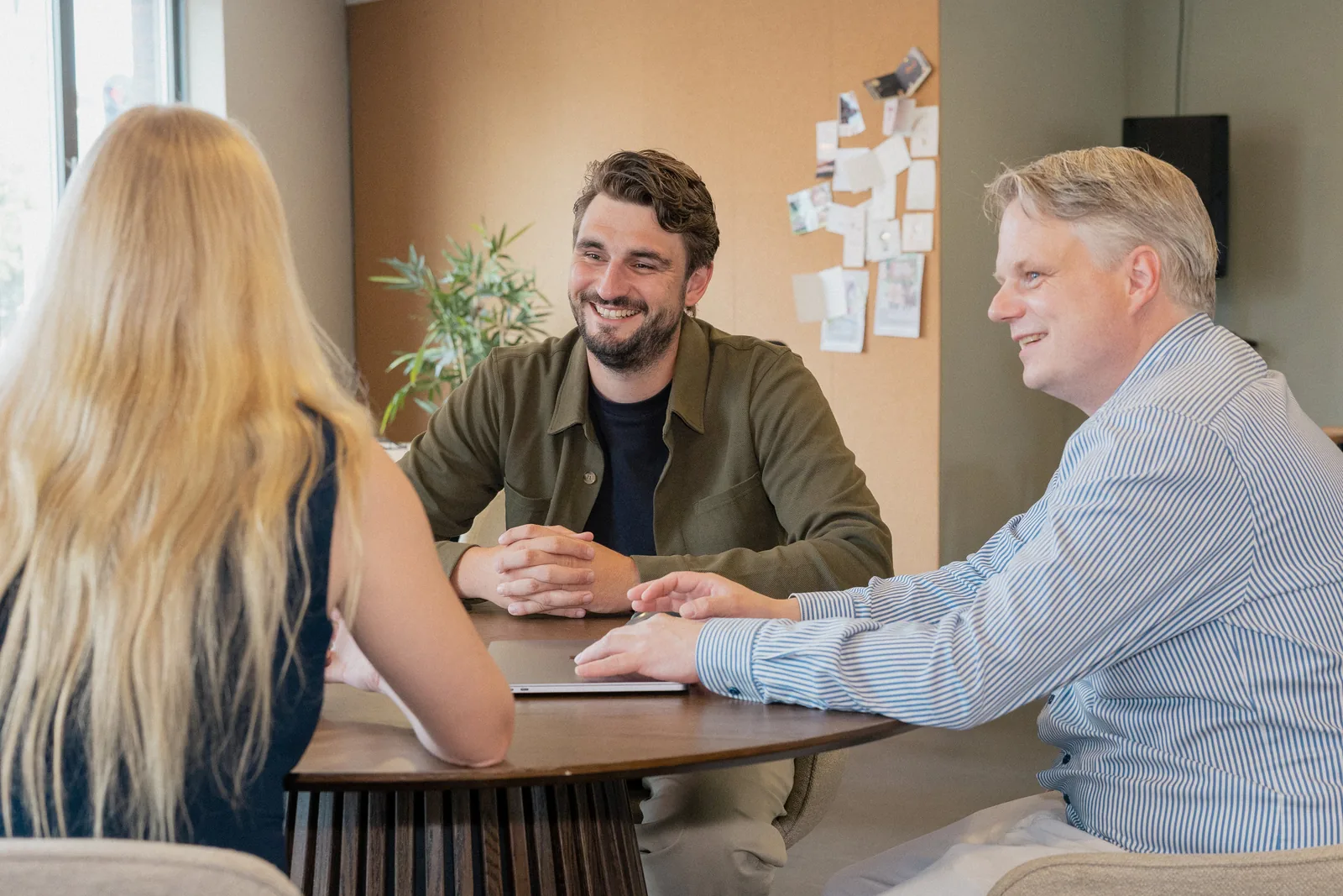 Strategiesessie bij PROMPTED met post-its op de wand